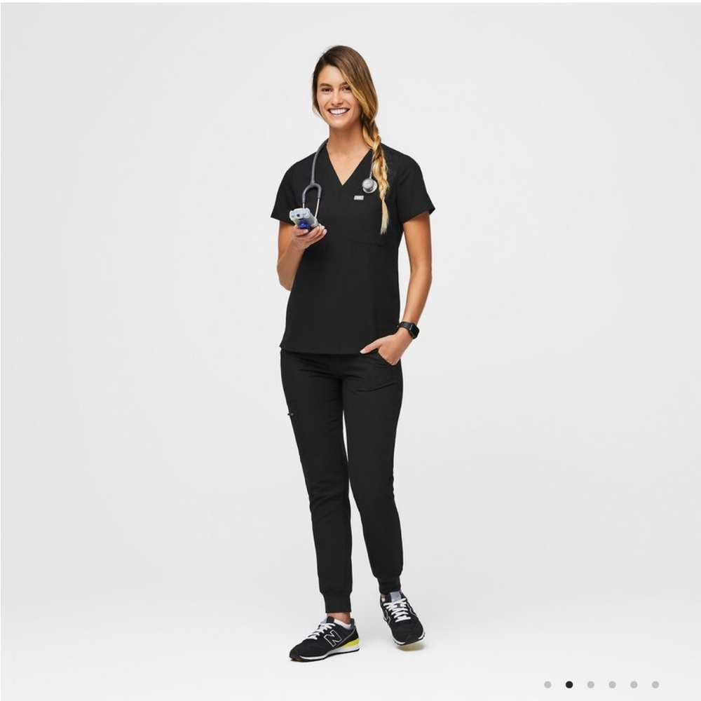 NEW FIGS Scrubs set Black Zamora Jogger Pants and Catarina One Pocket Top XS